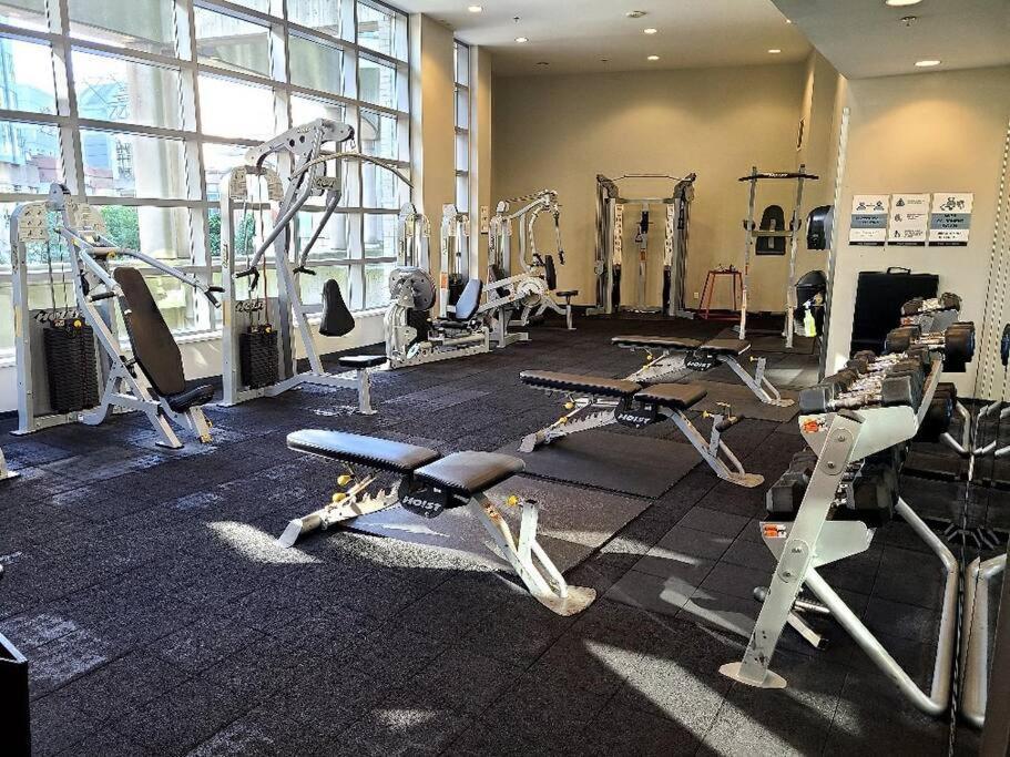 Spacious Dt 2-Bdr High-Rise With View, Pool, Gym فانكوفر المظهر الخارجي الصورة